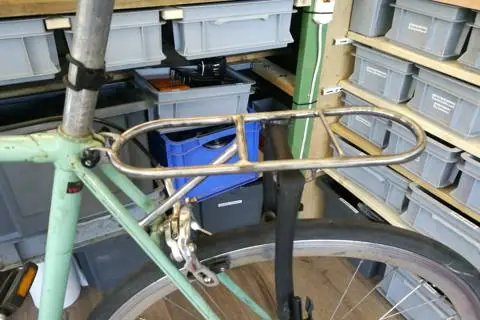 Porte-bagage arrière en Inox sur un vélo vert menthe