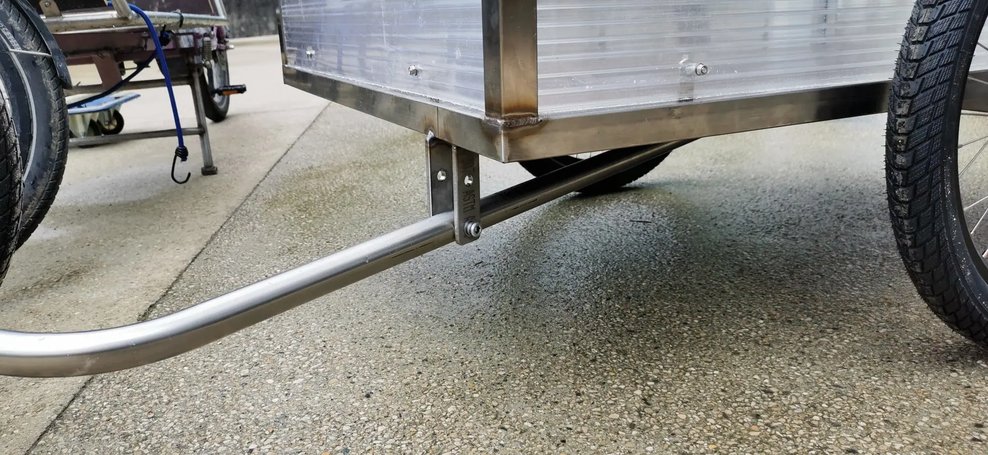 Timon courbé en Inox fixé sous le châssis de la remorque