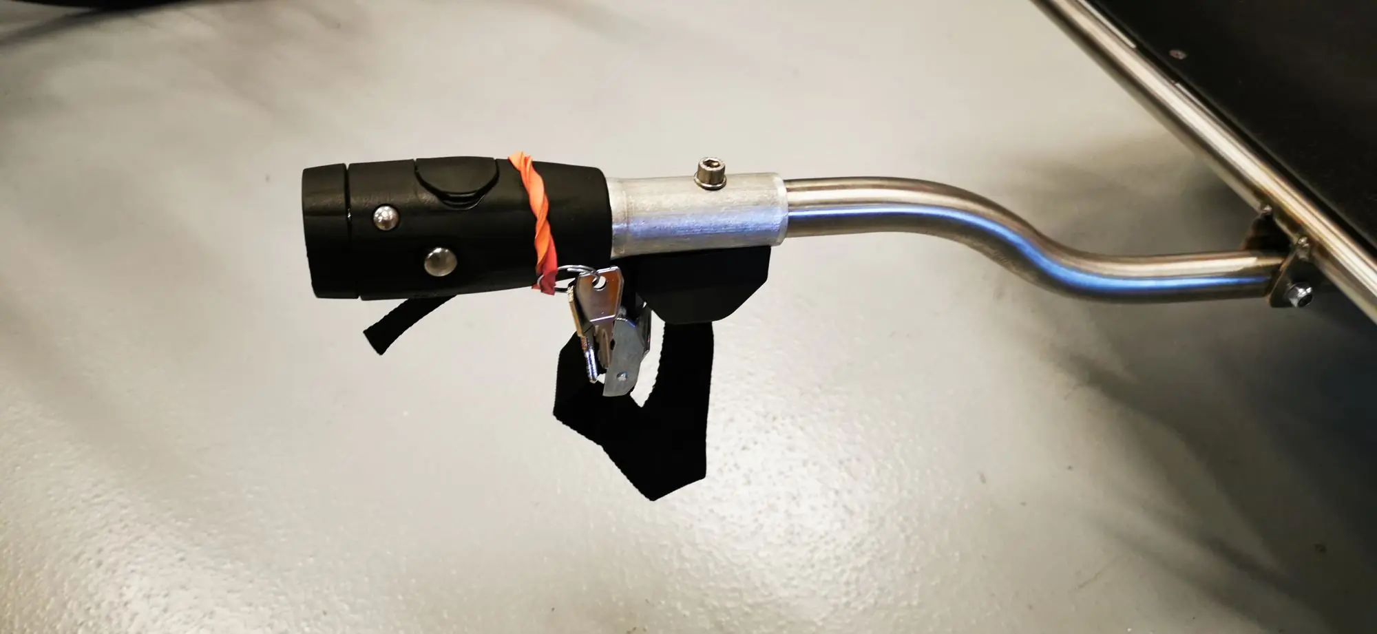 Attache Weber à clé et timon coudé en Inox de la remorque