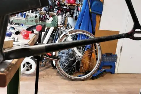 Cadre en acier sur l’établi, haubans et boîtier de pédalier