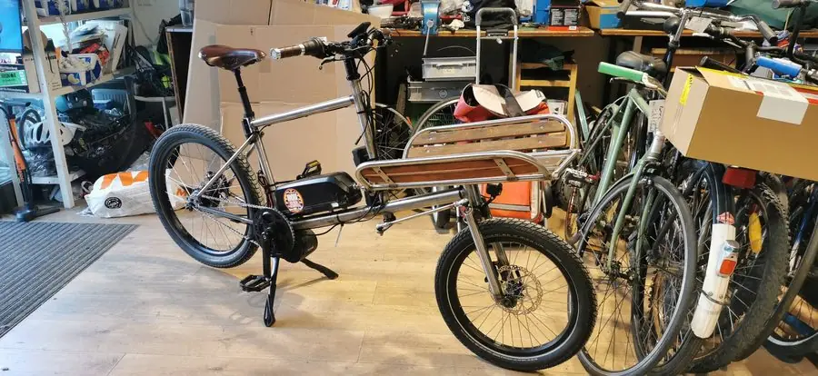 Le savoir fer, vélo cargo à cadre en acier brut avec plateau en bois à l’avant