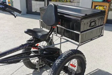 Tricycle noir avec porte-bagage en Inox, coffre métallique et dossier