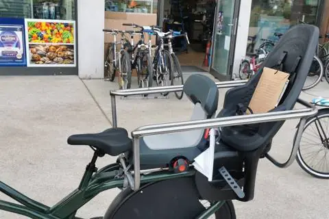 Siège enfant installé sur la plateforme en Inox, vue de côté