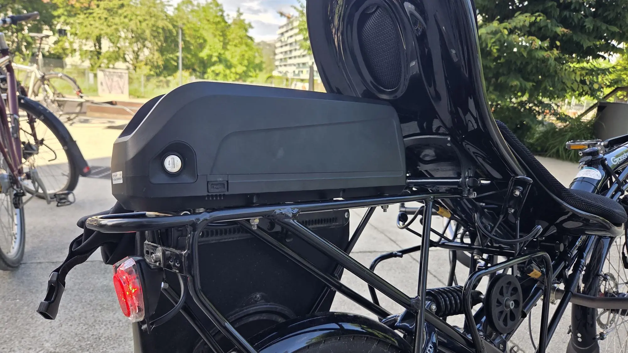 Batterie noire fixée sur le porte-bagage arrière d’un vélo couché