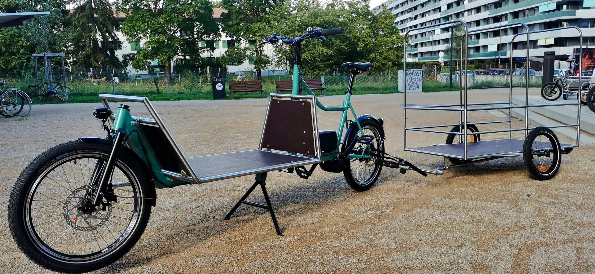 Vélo cargo vert d’eau attelé à une remorque