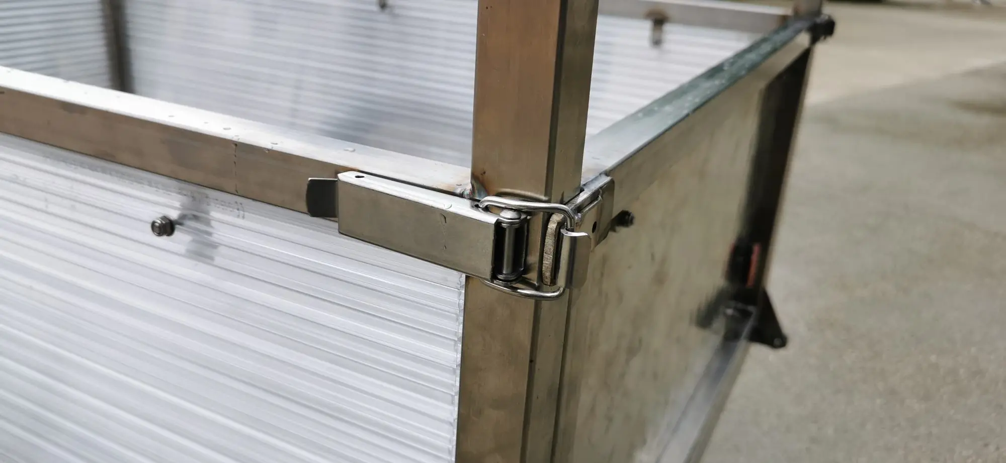 Fermeture en Inox du hayon de la remorque, vue rapprochée