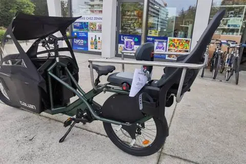 Longtail vert avec capote de pluie, plateforme en Inox et siège enfant