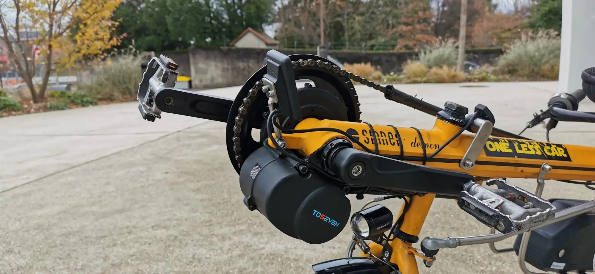 Moteur Toseven et écran de commande sur un vélo jaune