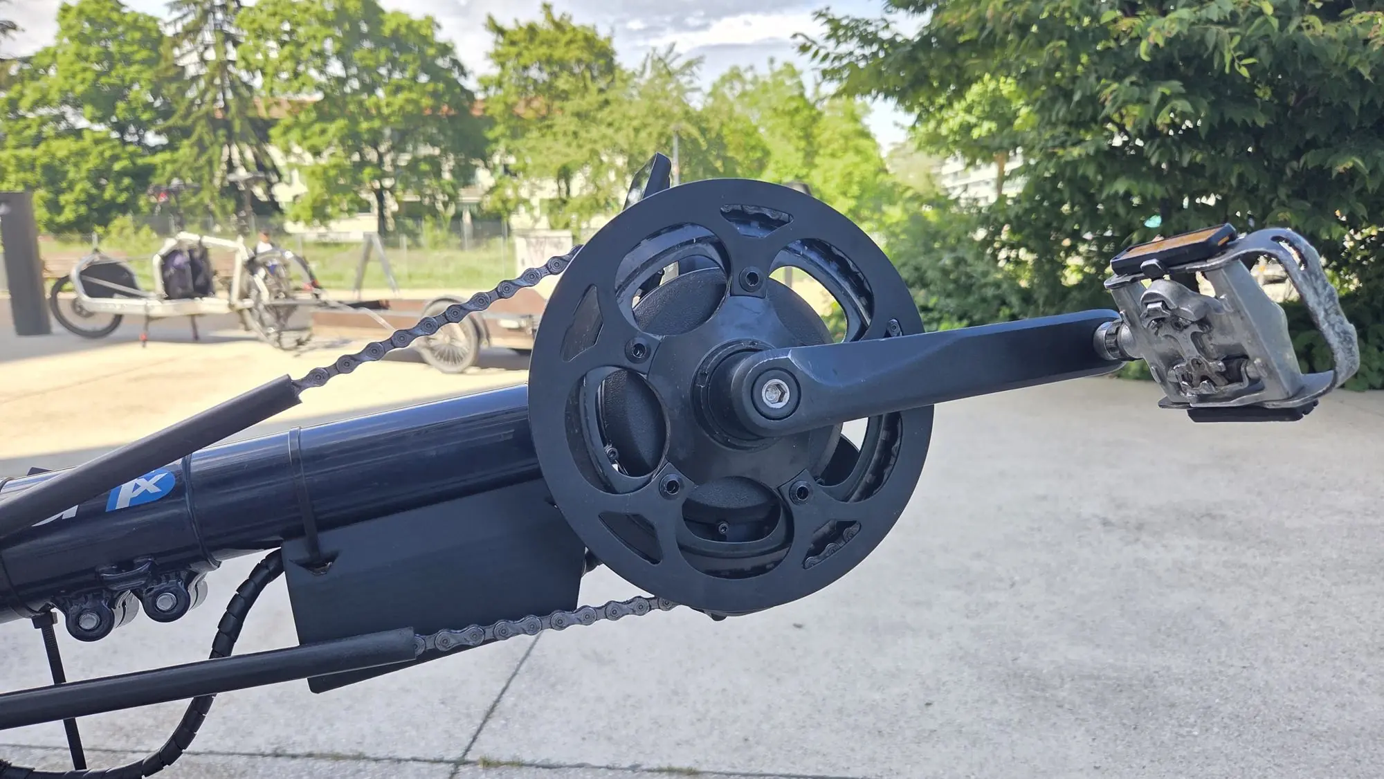 Moteur de pédalier avec son plateau et sa chaîne, vue de côté