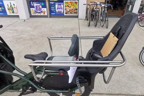 Plateforme en Inox avec siège enfant et dossier, vue d’ensemble