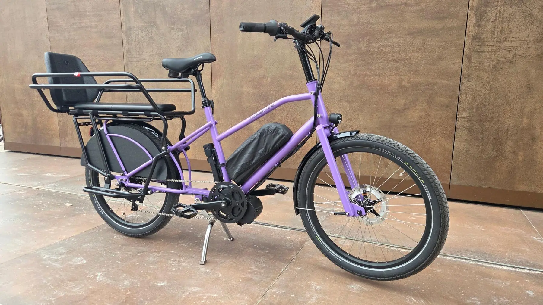 Le longtail violet vu de trois quarts, côté siège enfant