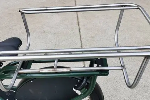 Plateforme démontable en Inox posée sur un longtail vert, vue de dessus