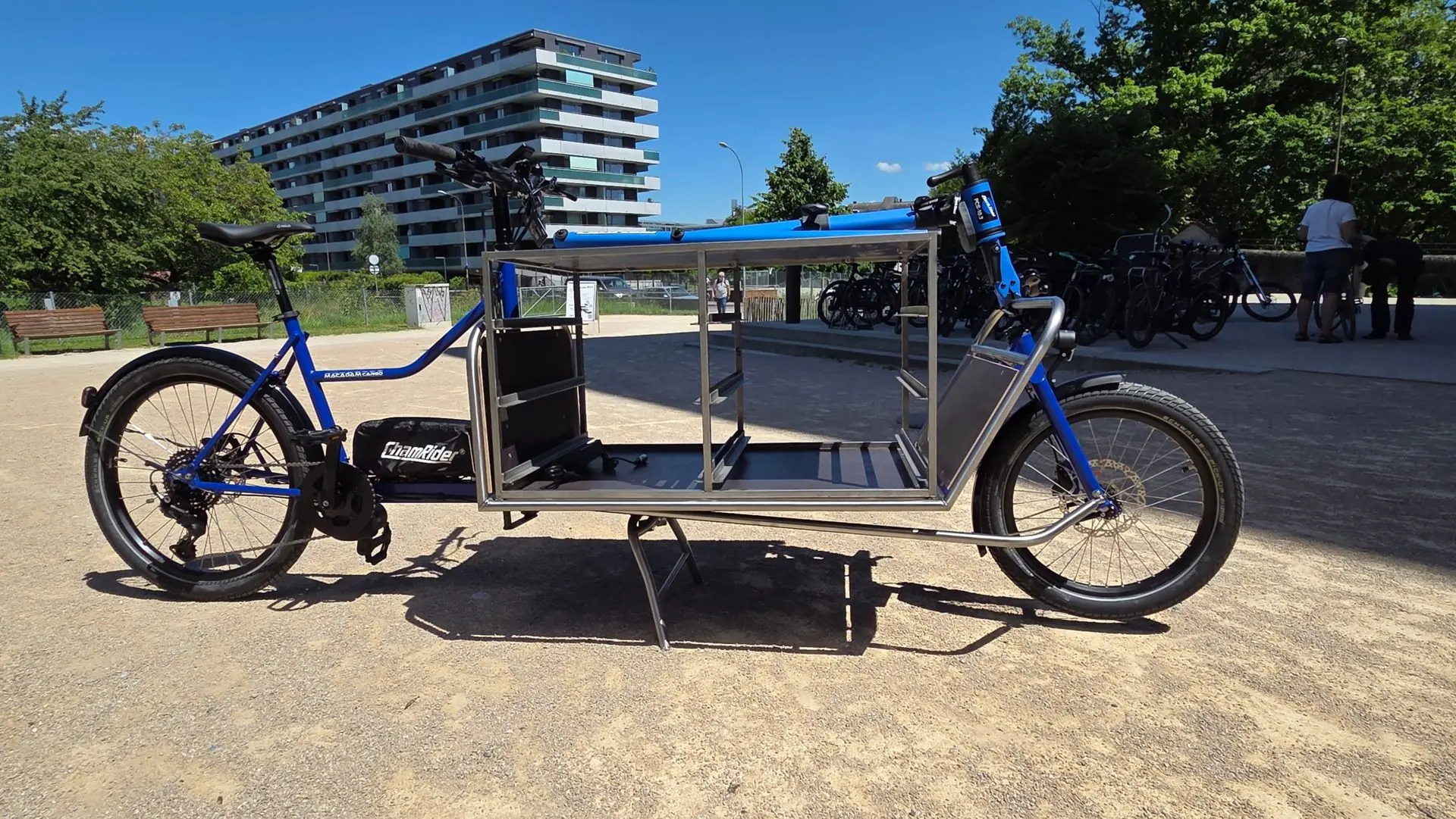 Vélo cargo bleu avec son grand plateau de chargement