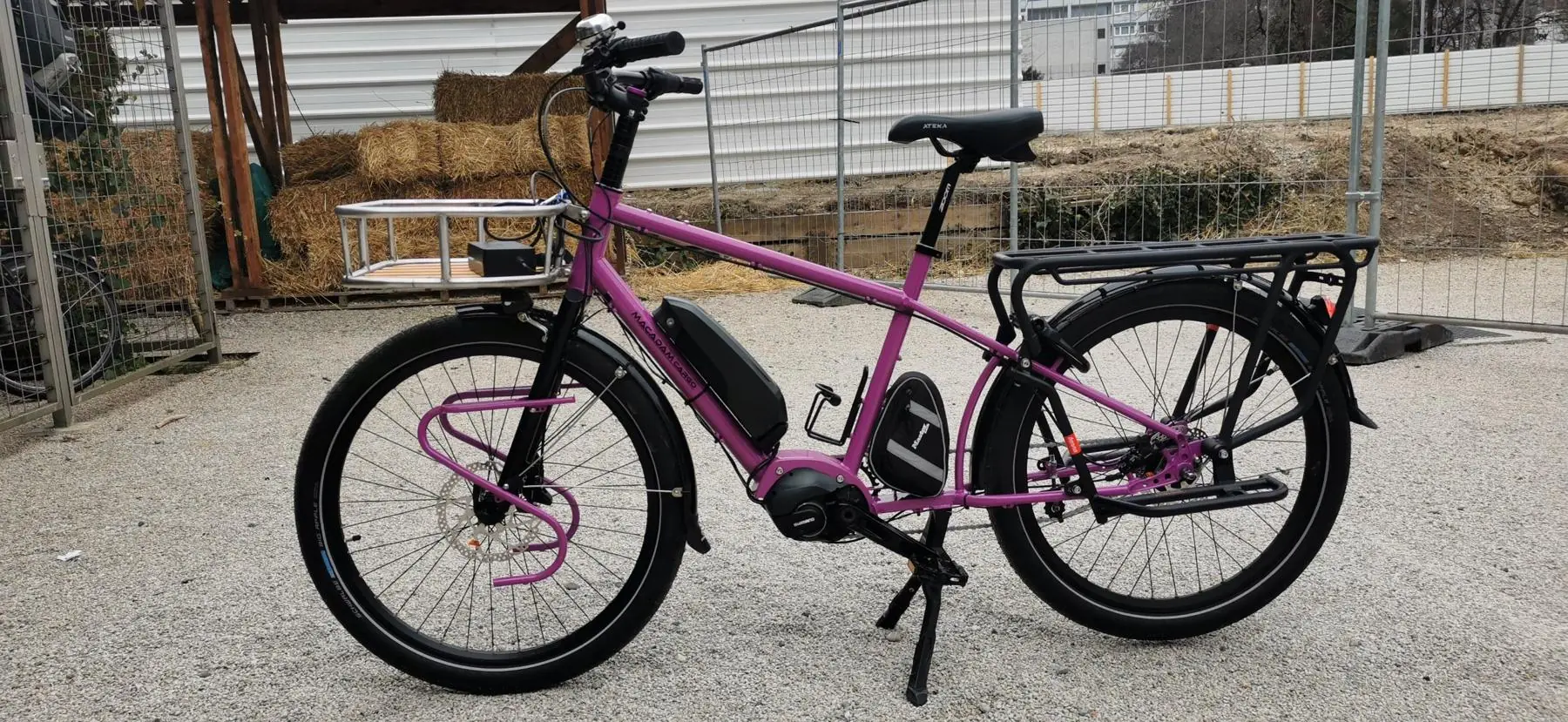 Vélo cargo violet avec porte-bagage avant en Inox et porte-bagage arrière noir