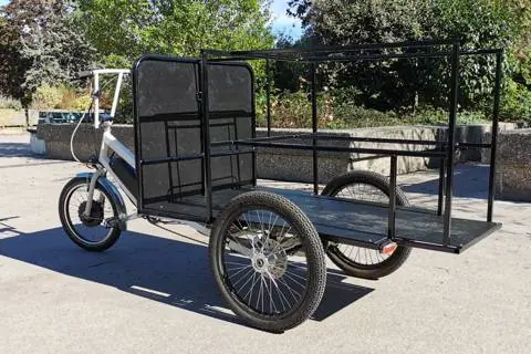 Triporteur noir avec grande plateforme et structure de chargement