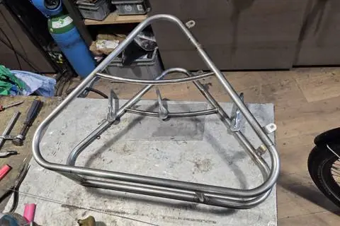 Porte-bagage triangulaire en Inox sur l’établi de l’atelier