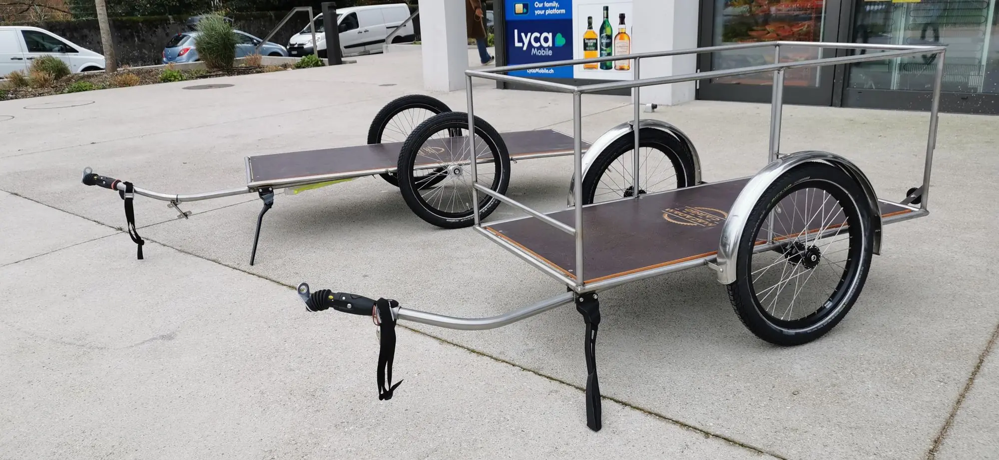 Deux remorques en Inox à plateforme bois, avec leur timon articulé