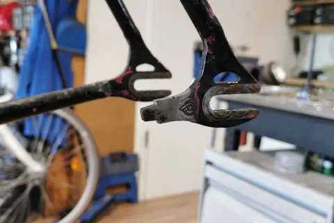 Pattes arrière d’un cadre en acier dans l’atelier