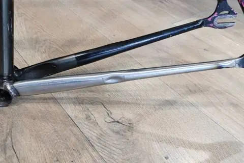 Cadre en acier avec un tube neuf soudé sur le boîtier de pédalier