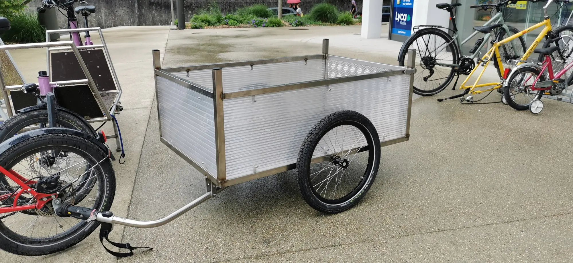 Remorque en Inox à parois alvéolaires, attelée à un vélo