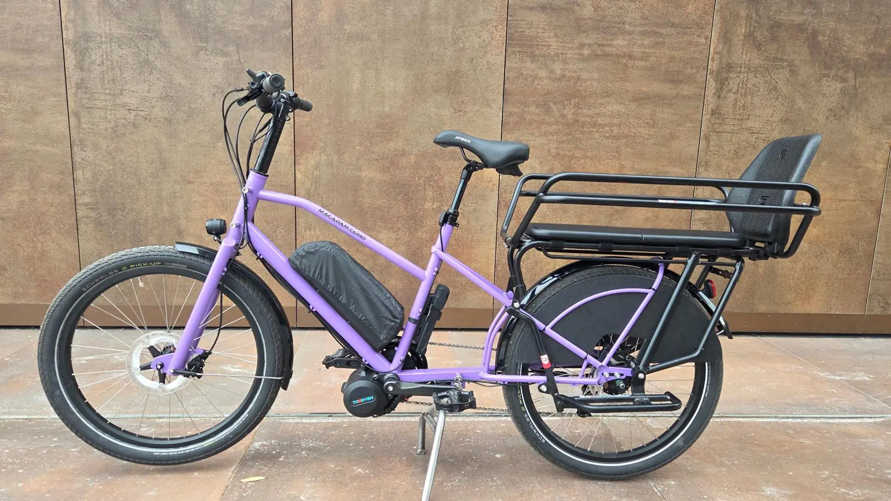 Le longtail violet vu de profil, avec son siège enfant à l’arrière