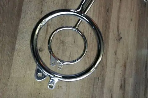 Porte-bagage chromé avec double anneau et ses pattes de fixation