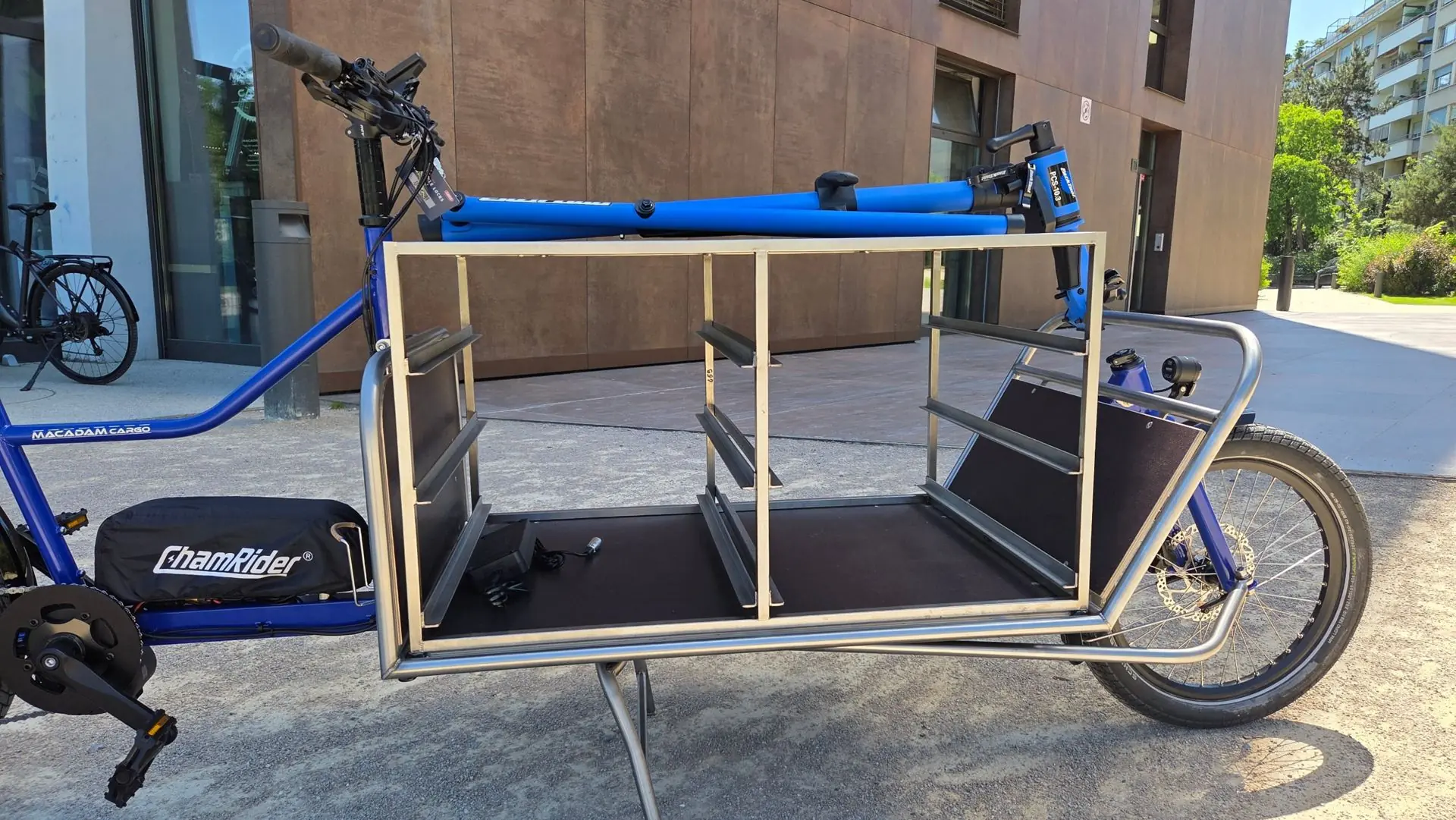 Plateforme en Inox aménagée avec des supports pour ranger du matériel