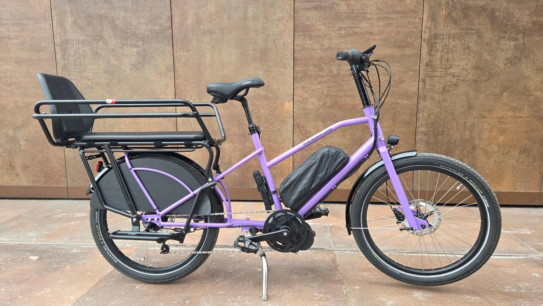 Le longtail violet vu de profil, côté siège enfant