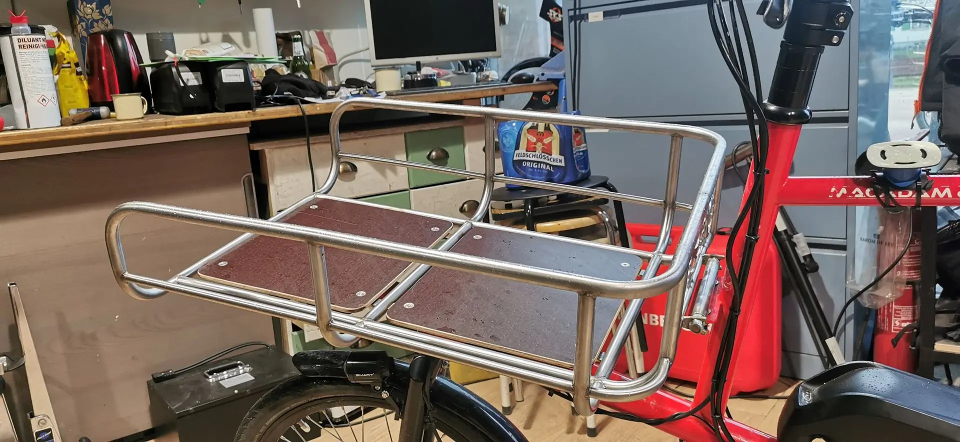 Plateforme en Inox à deux plateaux amovibles, montée sur le vélo dans l’atelier