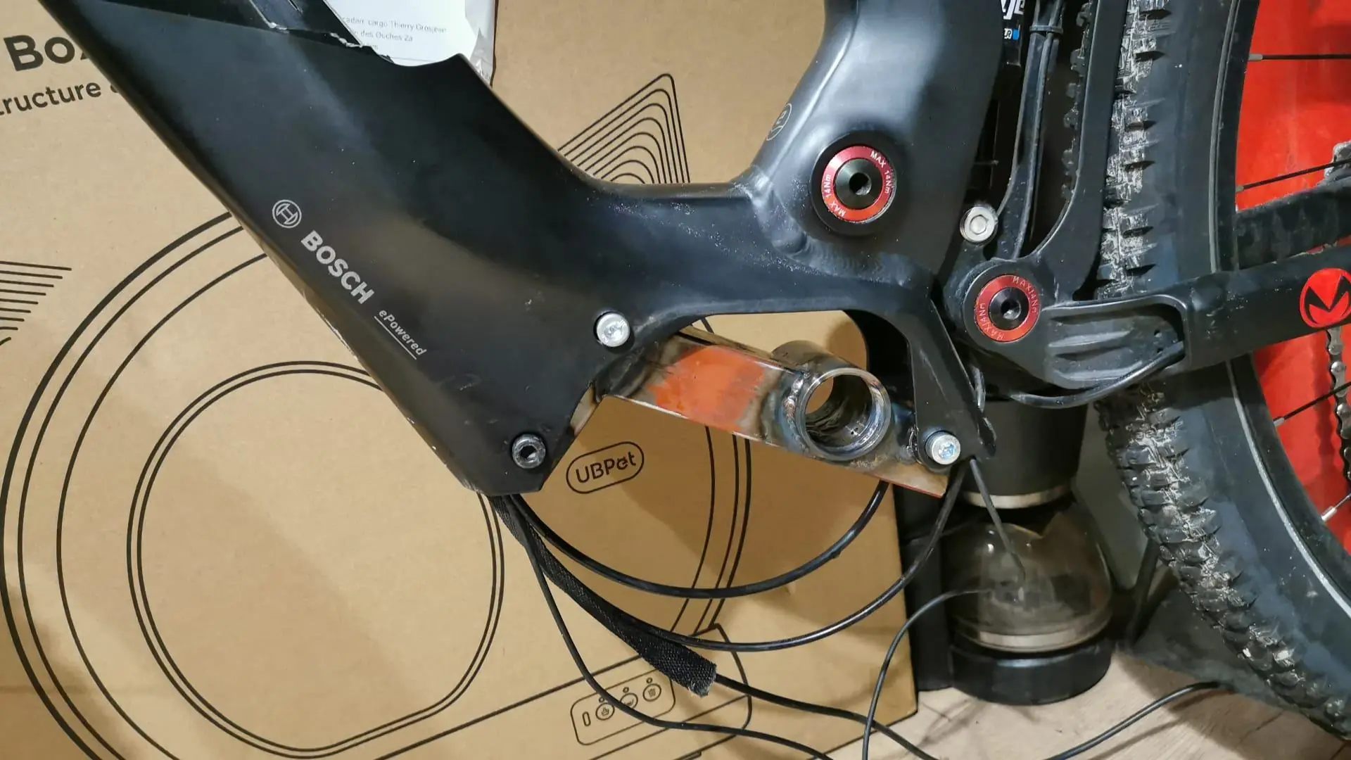 Boîtier de pédalier soudé sur mesure dans un cadre équipé d’un moteur Bosch