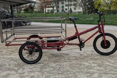 Triporteur rouge avec structure de chargement en Inox