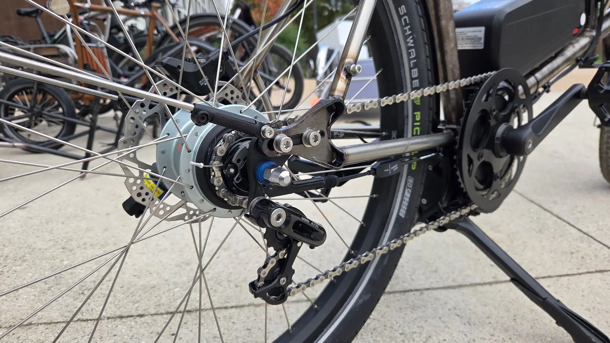Moyeu Shimano Nexus, frein à disque, tendeur de chaîne et batterie sur un Savoir fer en Inox brut
