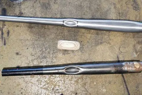Tube neuf poli posé à côté de l’ancien tube de cadre