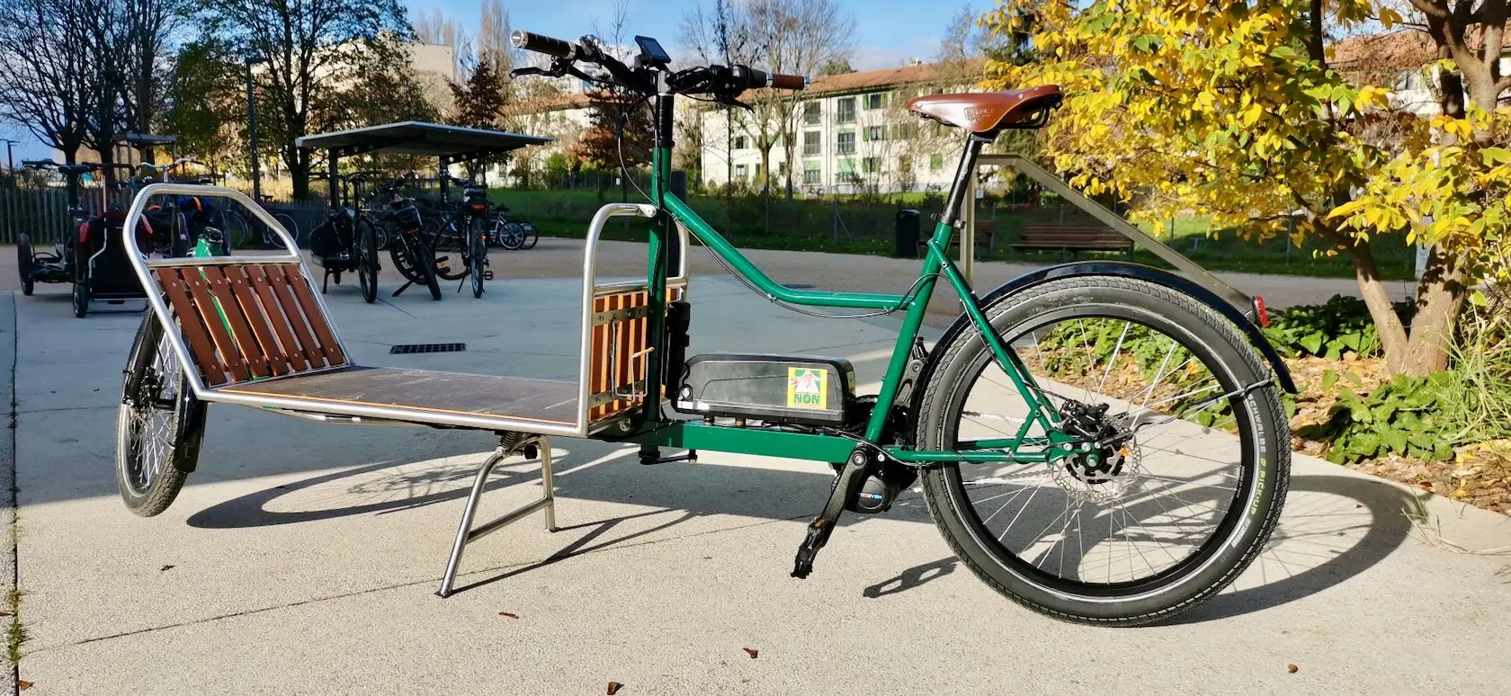 L’aventurier vert avec sa plateforme en Inox et bois, vue de profil