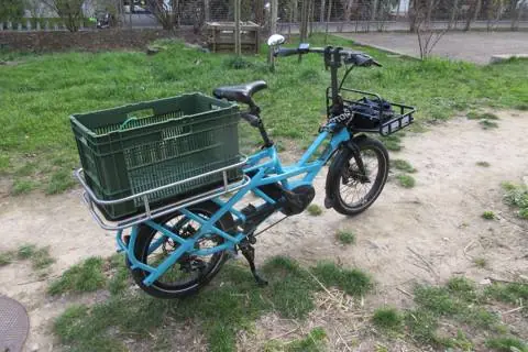 Longtail bleu avec sa caisse de transport, vue arrière
