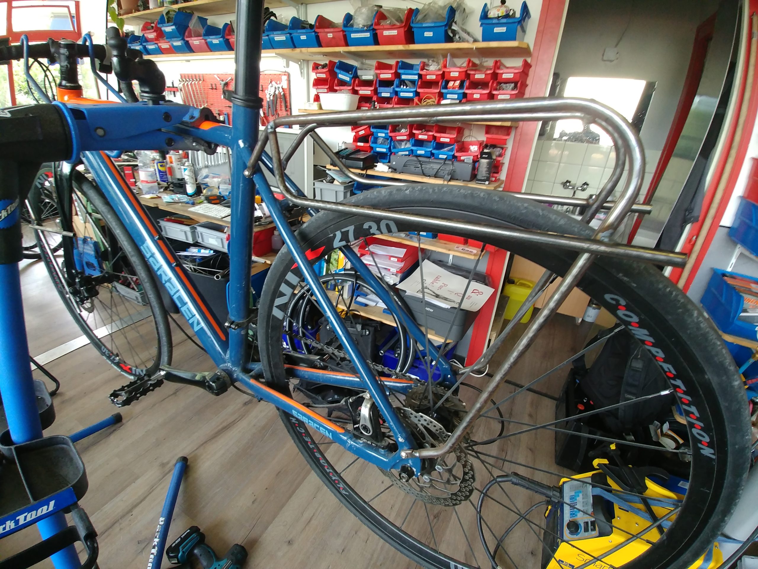 Macadam cargo Genève. Porte-bagage vélo sur mesure.