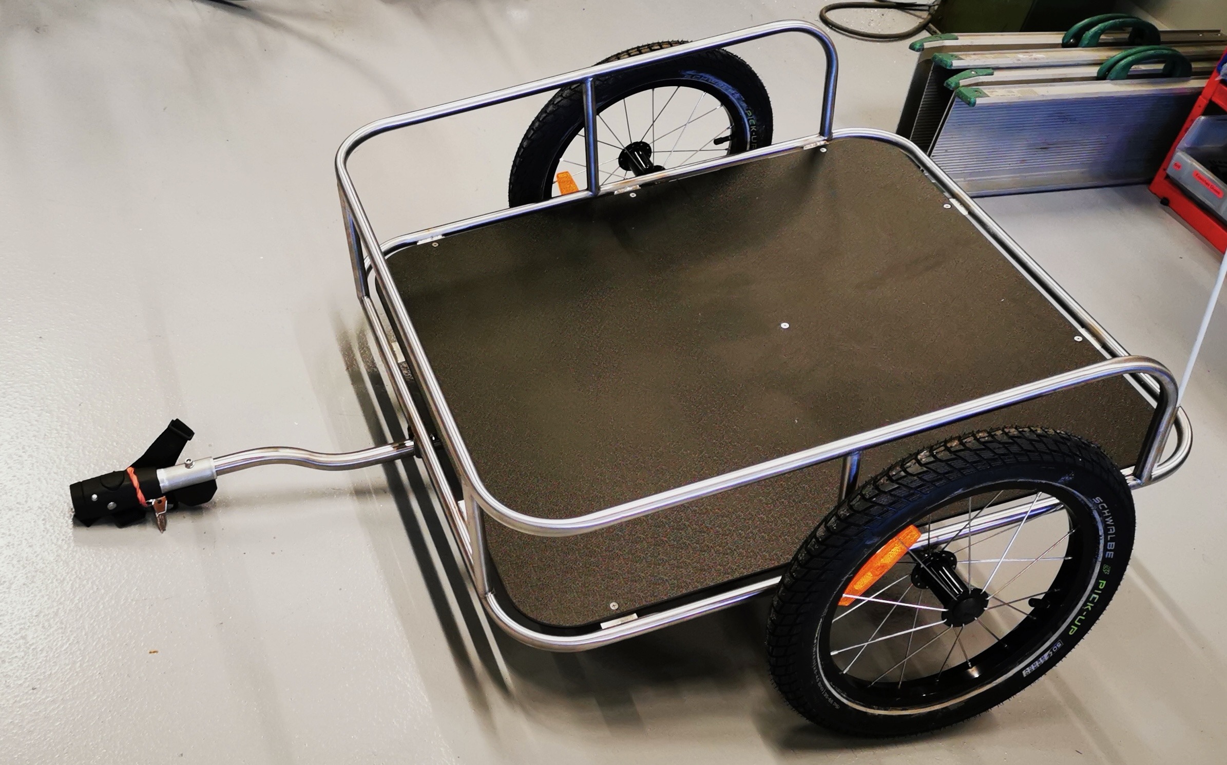 Nous proposons des remorques Inox pour vélo construites sur mesure. Robuste et solide elle vous suivra partout dans vos déplacement.