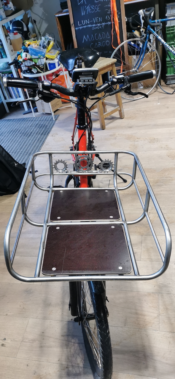 Macadam cargo Genève. Porte-bagage vélo sur mesure.