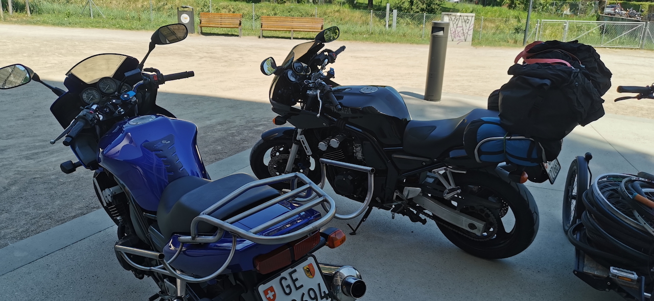 Macadam cargo Genève. Porte-bagage moto sur mesure.