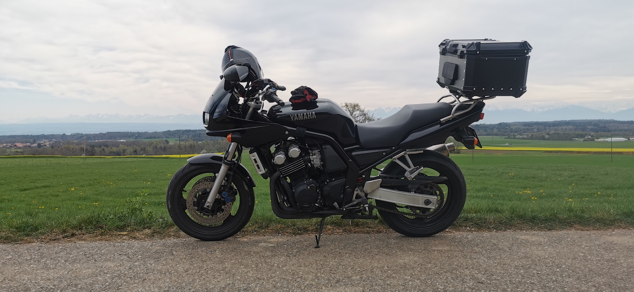 Macadam cargo Genève. Porte-bagage moto sur mesure.