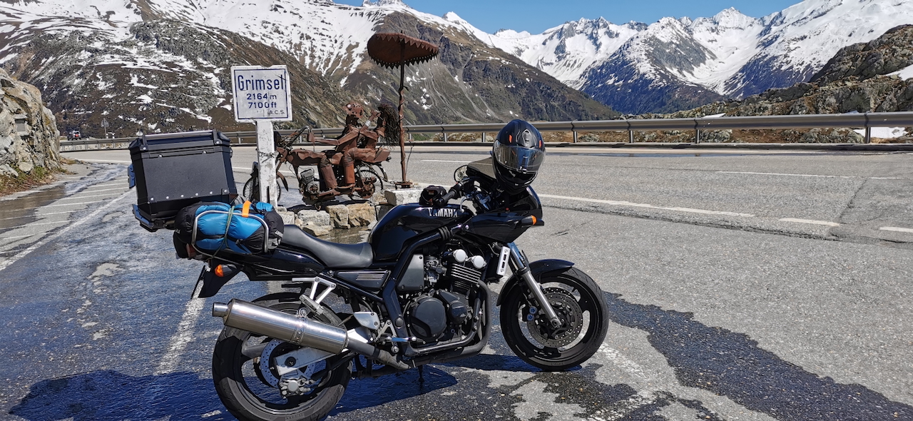 Macadam cargo Genève. Porte-bagage moto sur mesure.