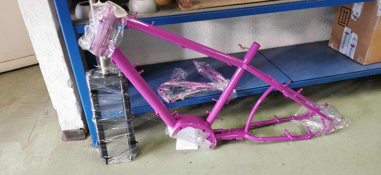 Macadam cargo Genève. peinture de cadres de vélos.